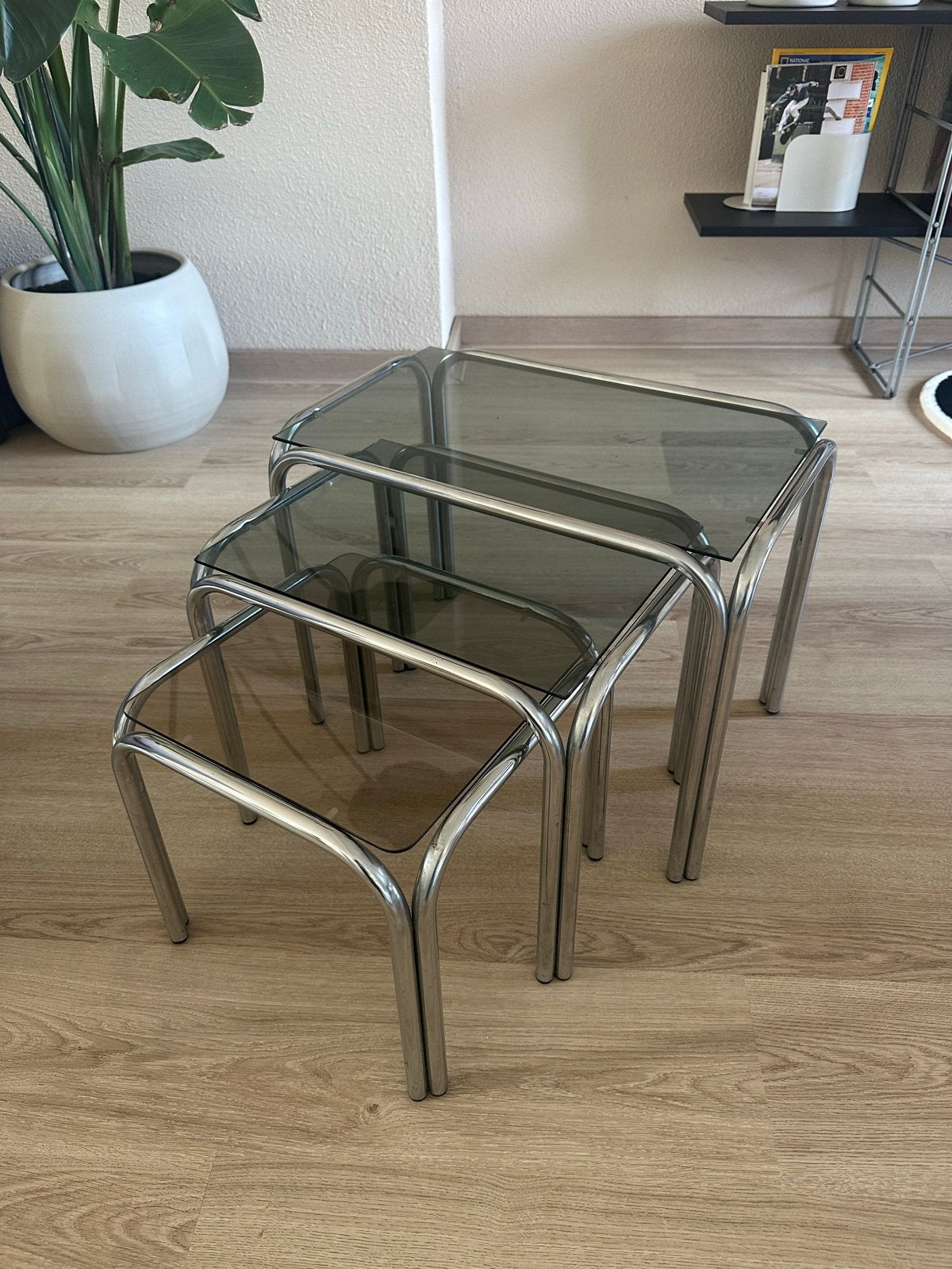 Set van 3 bijzettafels met rookglas en chroom, Ophalen, Minder dan 45 cm, Minder dan 55 cm, Gebruikt