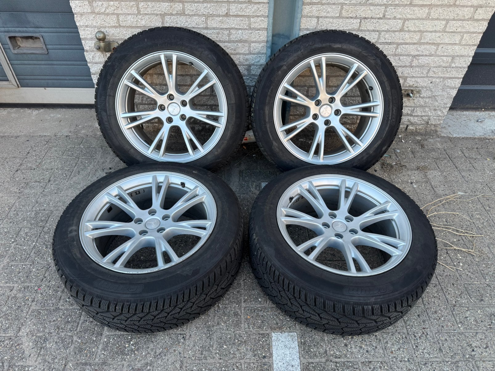 Originele Tesla Model Y 19 inch Gemini velgen met winterband, Auto-onderdelen, Banden en Velgen, 19 inch, Gebruikt, 255 mm, Banden en Velgen