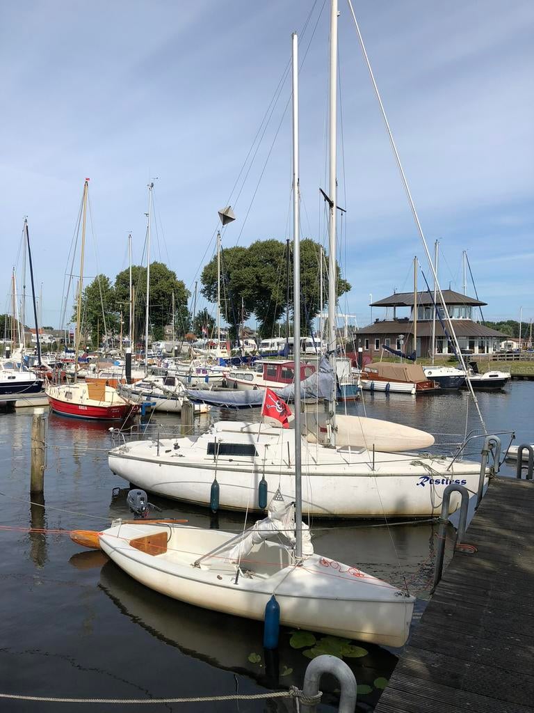Vaarklare Polyester Zeilboot Incl. Yamaha 4pk & Pega Trailer, Watersport en Boten, Ophalen, Gebruikt, Fok, Polyester