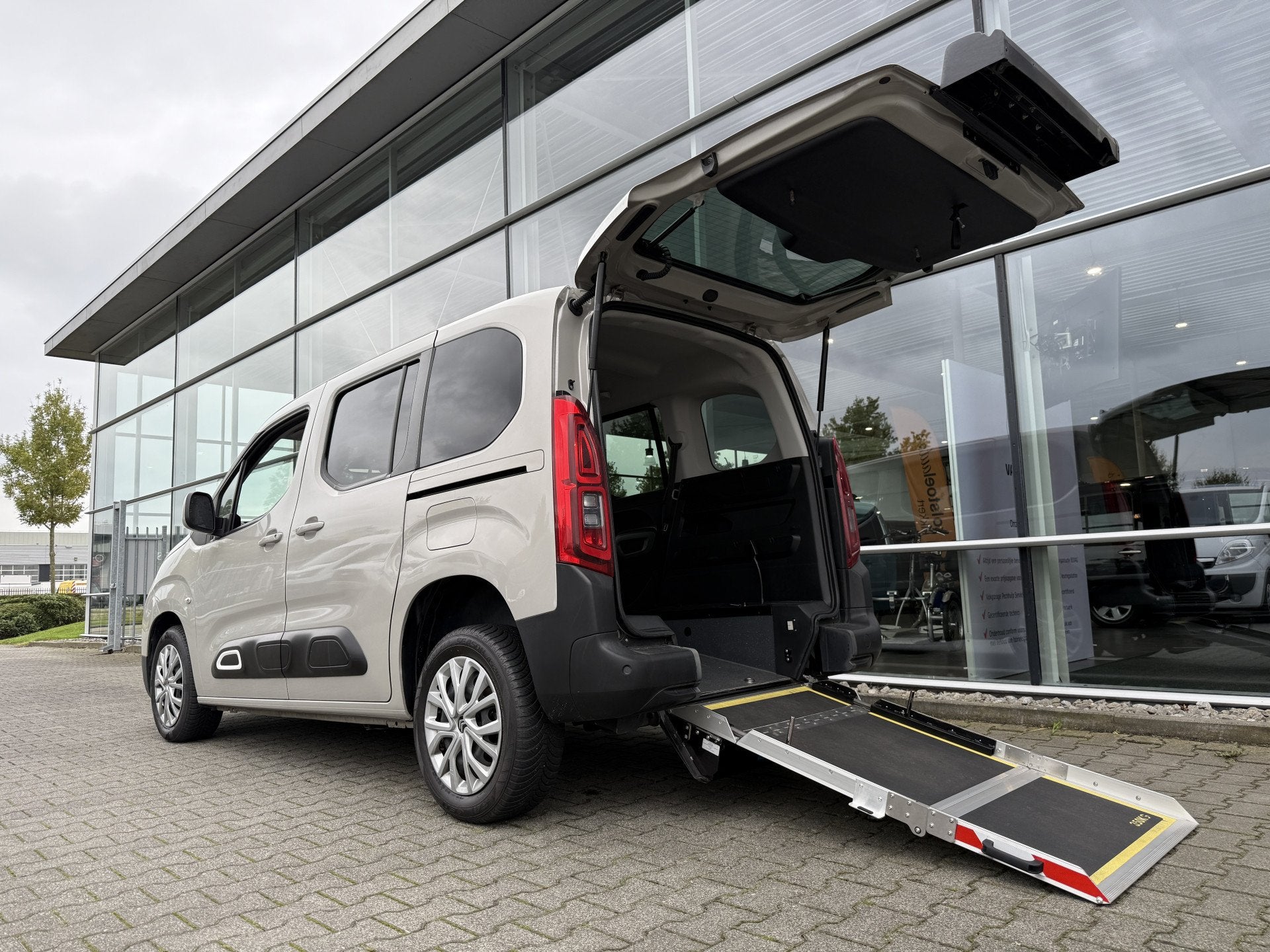Citroën Berlingo 2+1 Rolstoelauto 1.2 PureTech Shine (Mooie, Auto's, Dealer onderhouden, Stof, Gebruikt, 1645 kg