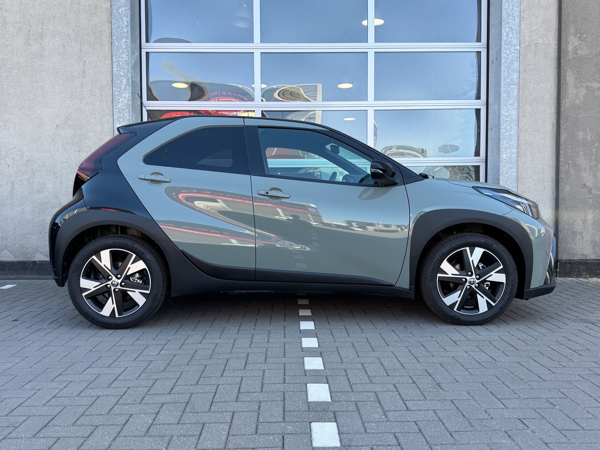 Toyota Aygo X Hybrid 115 pulse|Easy Pack|Tarragon (6X3) bi-t, 12 maanden, Stof, Zwart, 4 stoelen