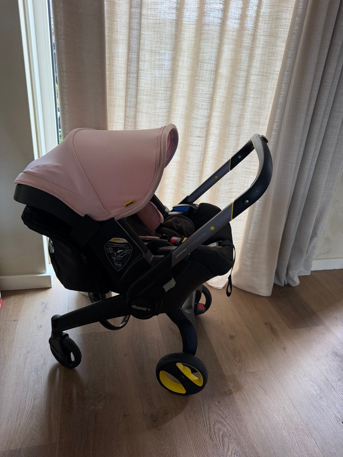Roze Doona+ autostoel met Isofix-basis en accessoires, Zo goed als nieuw, Isofix, 0 t/m 13 kg, Ophalen
