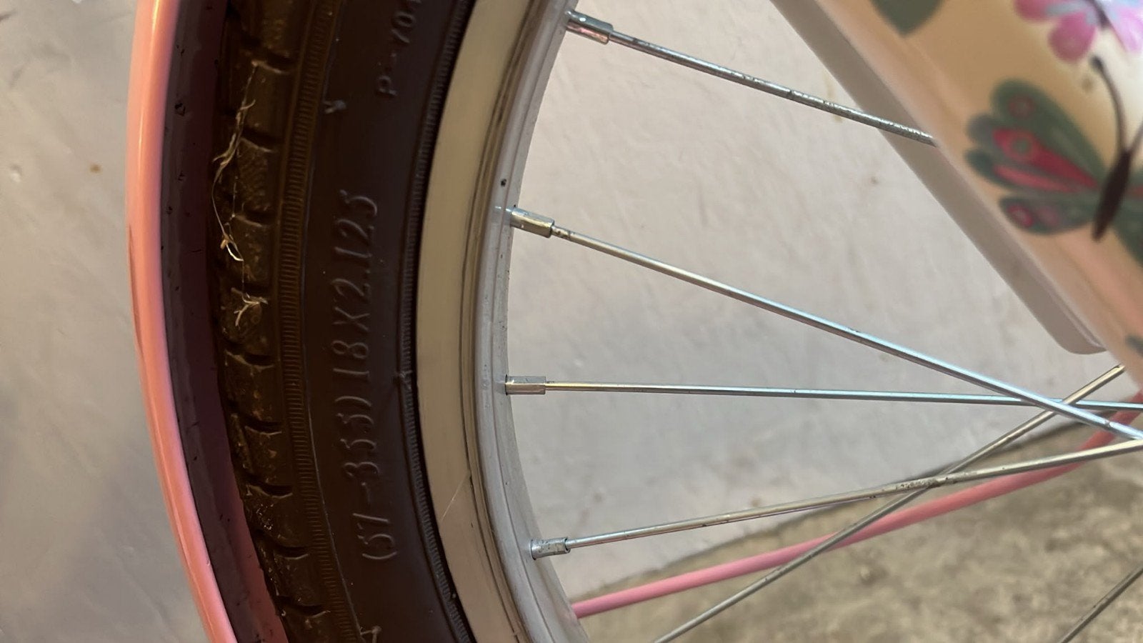 Meisjesfiets 18 inch met mandje, poppenstoeltje+ zijwieltjes, Ophalen, Zo goed als nieuw, 18 inch