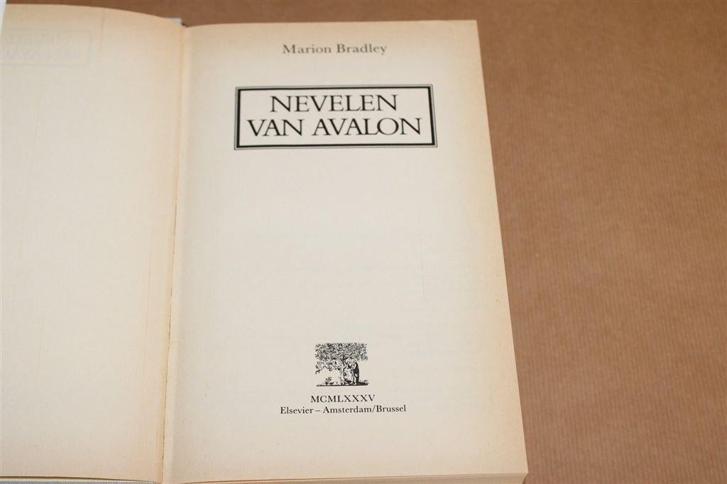 Nevelen van Avalon — Bradley Hardcover Editie 952 Pagina's, Boeken, Ophalen of Verzenden, Gelezen