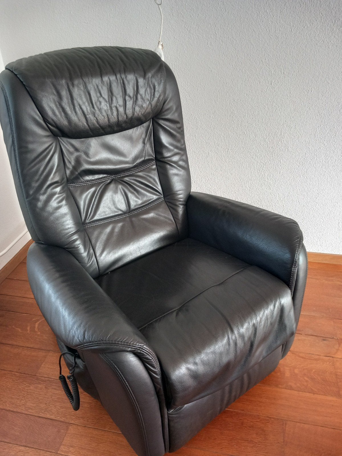 Zwarte leren relaxfauteuil met elektrische verstelling