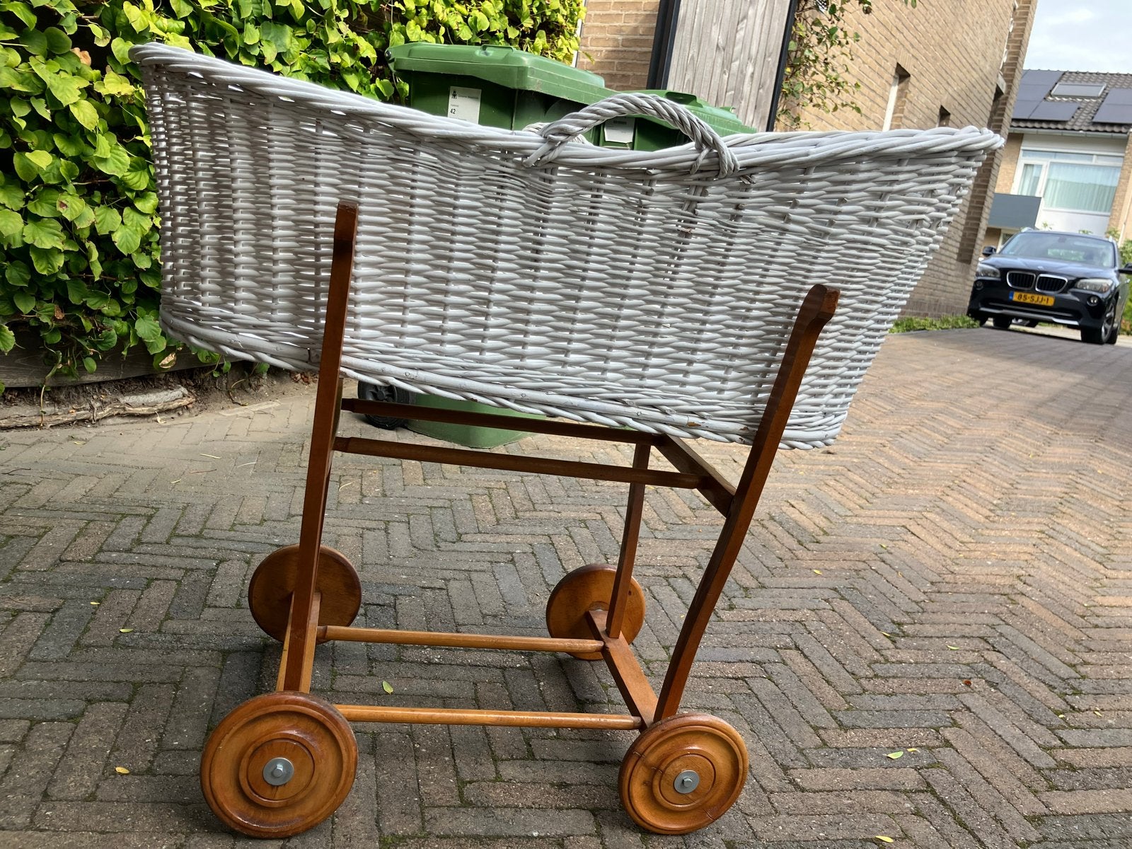 Witte rieten wieg op houten onderstel met wieltjes, Ophalen, Gebruikt, Wieg
