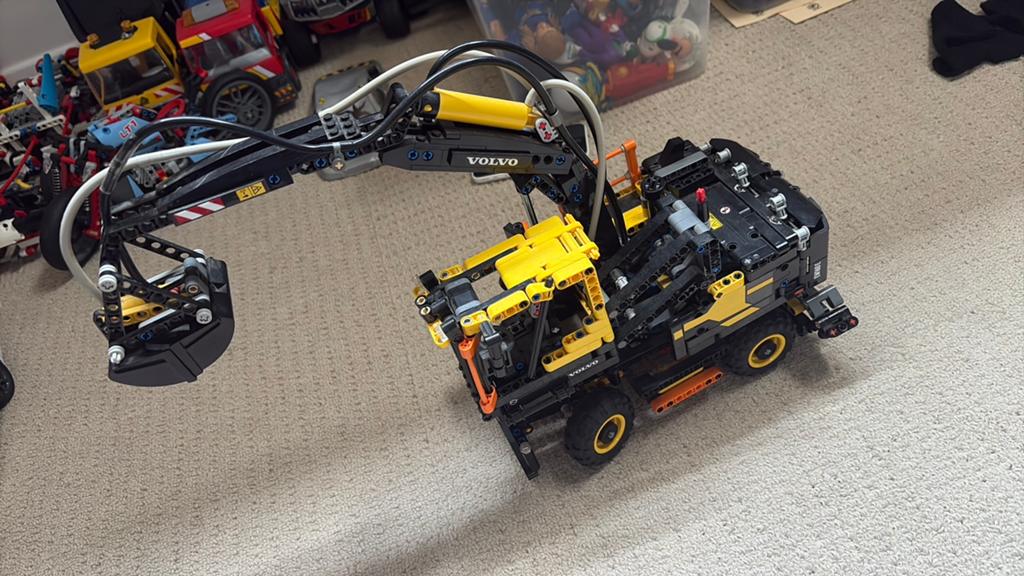 Lego technic volvo EW160E, Ophalen, Zo goed als nieuw, Auto, Overige merken