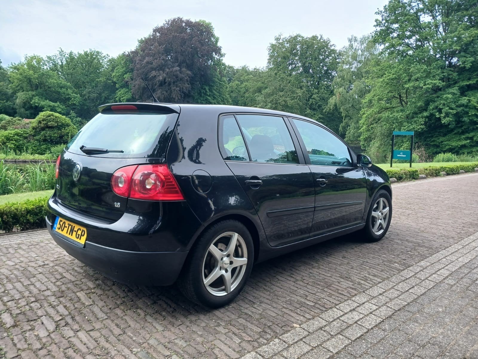 Volkswagen Golf 1.6 75KW 5D 2006 Zwart, Auto's, Voorwielaandrijving, 4 cilinders, 620 kg, Zwart