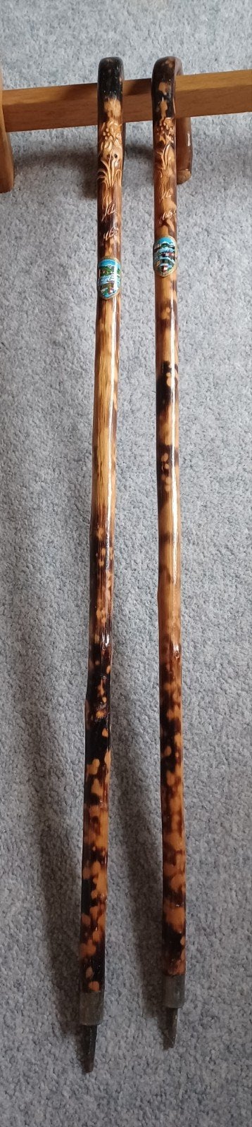 2 wandelstokken met prikpunt, Ophalen