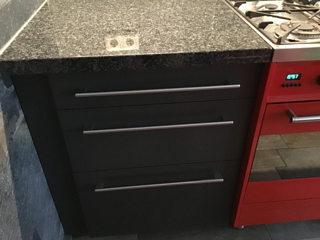 Foto 9 van Nette antraciet/rode keuken met toebehoren!