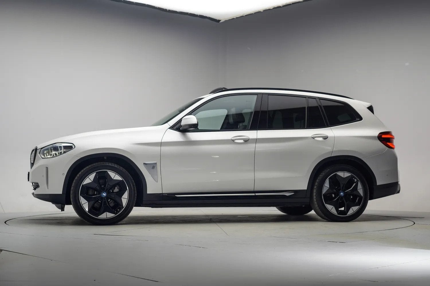 BMW iX3 High Executive 80 kWh Aut. [ Panoramadak Adapt.cruis, Automaat, 0 cilinders, Gebruikt, 750 kg