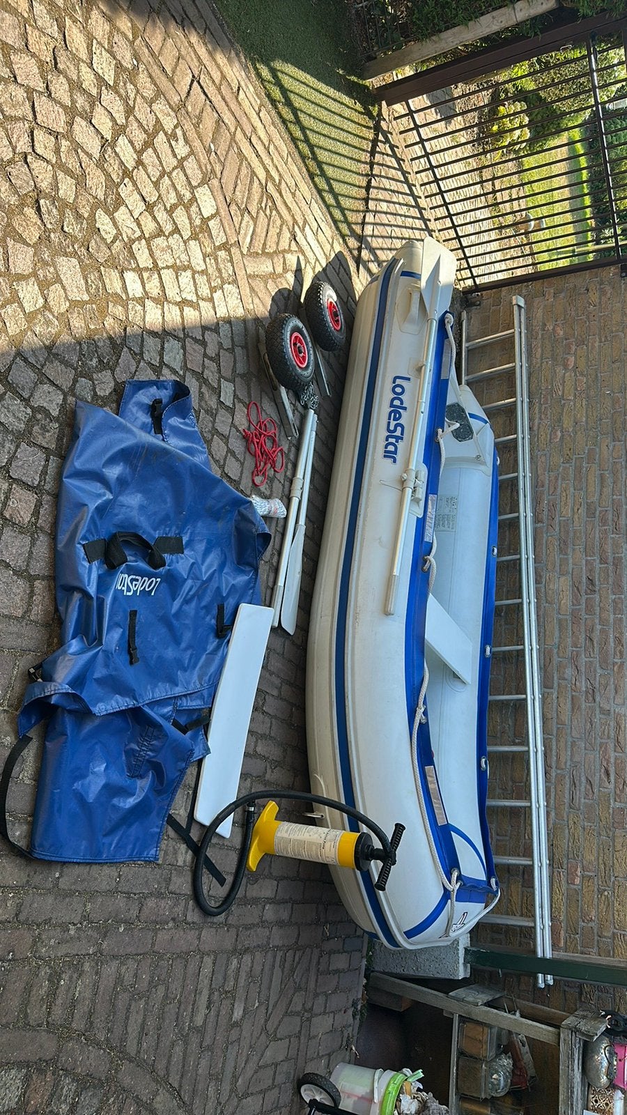 Leuke rubberboot van Lodestar met veel spullen en wielen