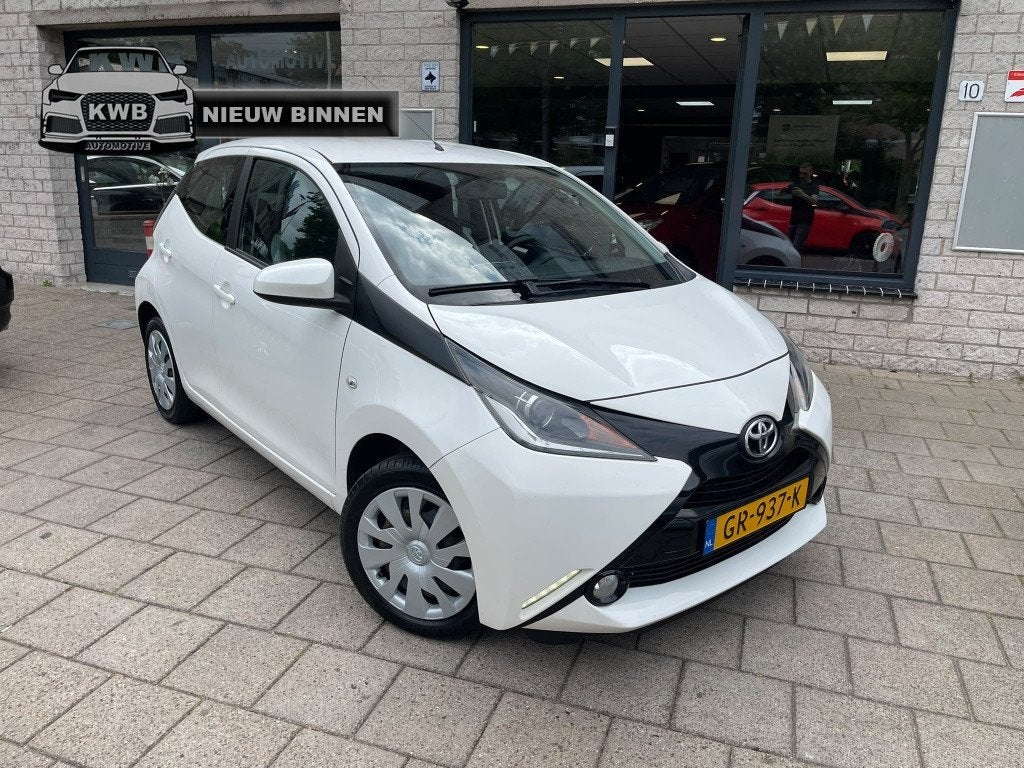 Toyota Aygo 1.0 VVT-i x-play Camera Airco 5Drs (bj 2015), Auto's, Euro 5, Gebruikt, 4 stoelen, Wit