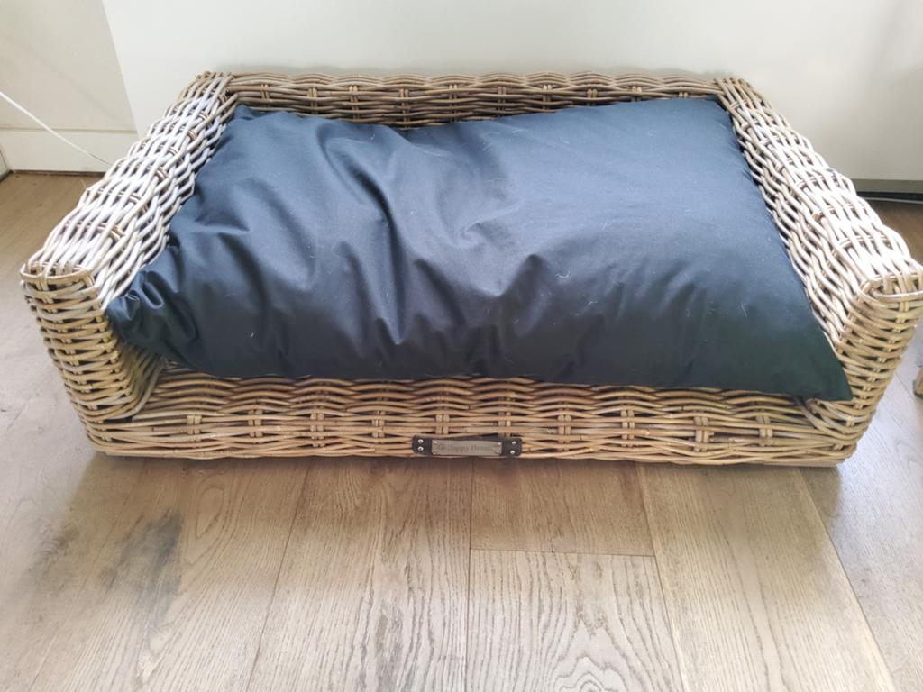 Gave  medium grote hondenmand   van merk  happy house., Ophalen, Riet