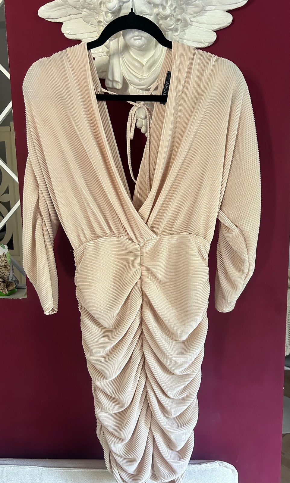 Prachtige beige plissé mini-jurk met diepe V-hals (Luc-Ce), Ophalen of Verzenden, Zo goed als nieuw, Beige