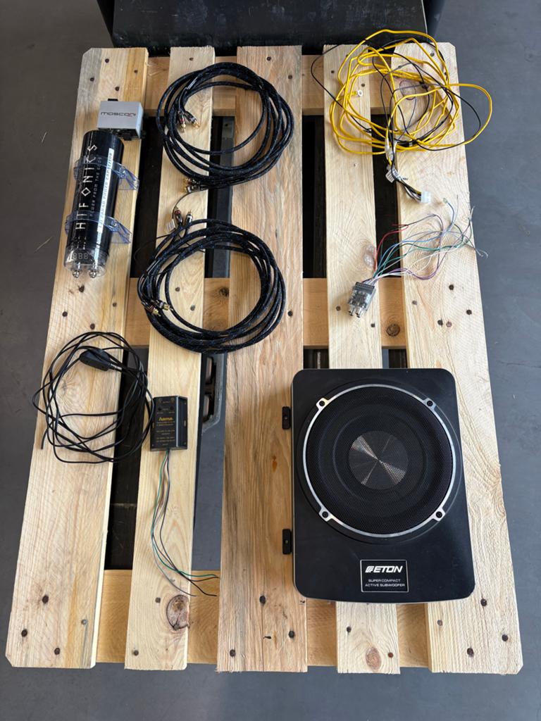 Feton underseat Subwoofer met Complete set, Auto diversen, Ophalen of Verzenden, Zo goed als nieuw