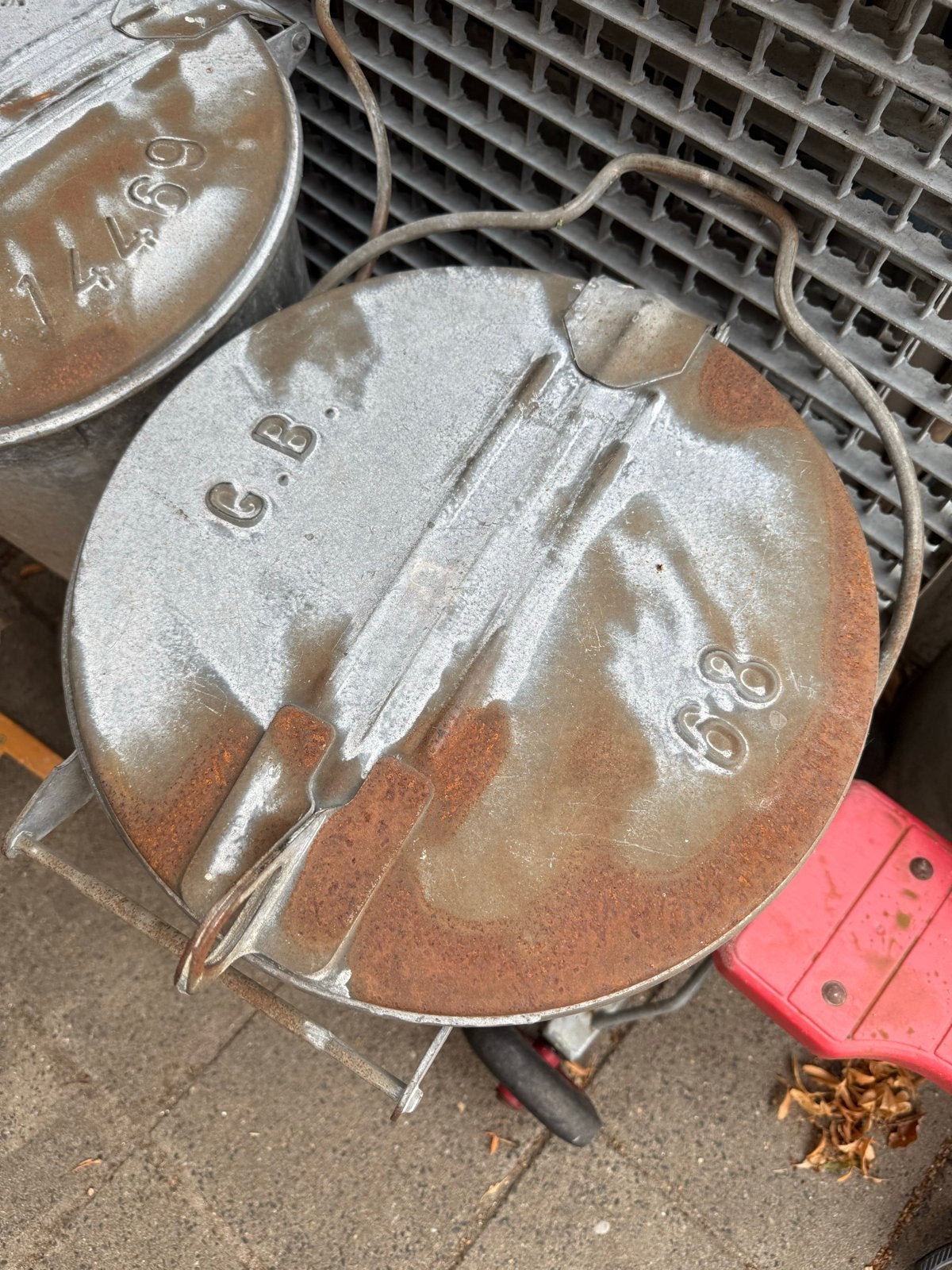 Oude metalen vuilnisbakken - Bric-à-brac, Antiek en Kunst, Curiosa en Brocante, Ophalen