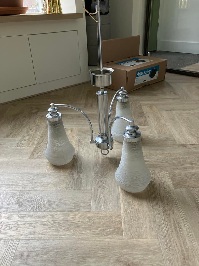 Moderne hanglamp met 3 glazen kappen, Huis en Inrichting, Lampen | Hanglampen, Ophalen, Gebruikt, Glas, 50 tot 75 cm