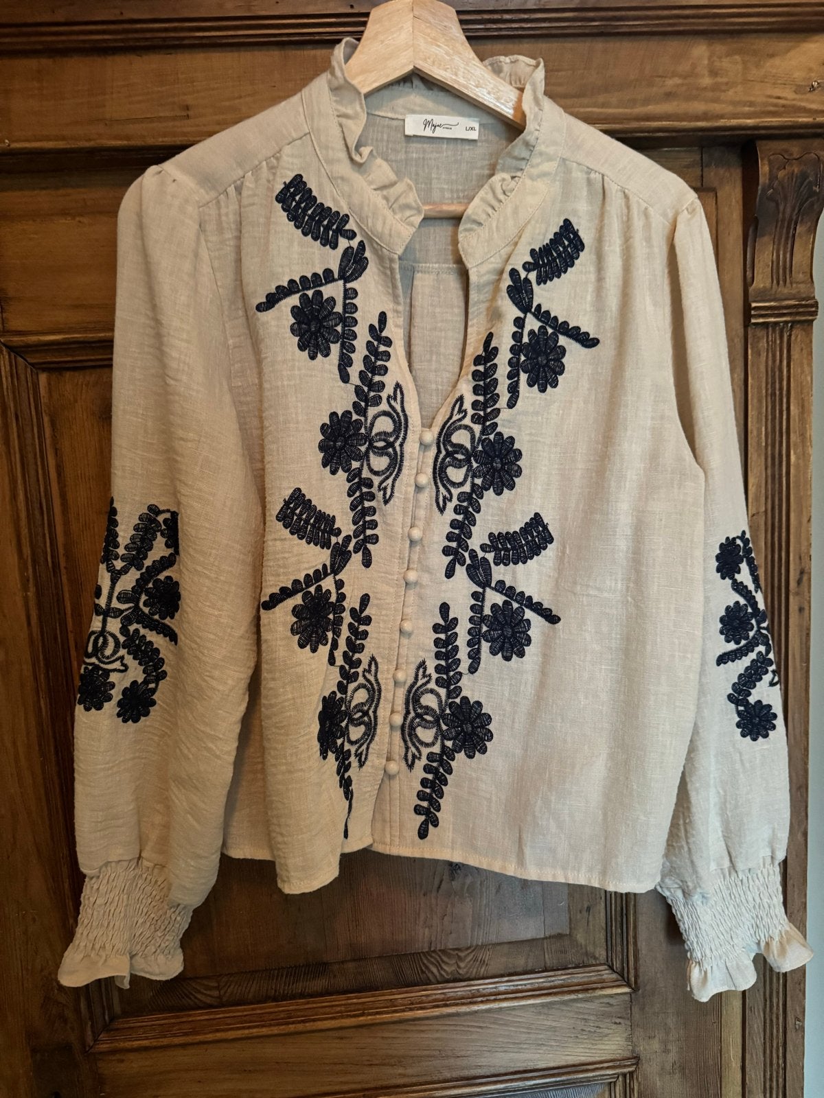 Maje Studio Blouse L/XL - Beige met Zwart Borduurwerk, Ophalen of Verzenden, Zo goed als nieuw, Maat 42/44 (L), Beige