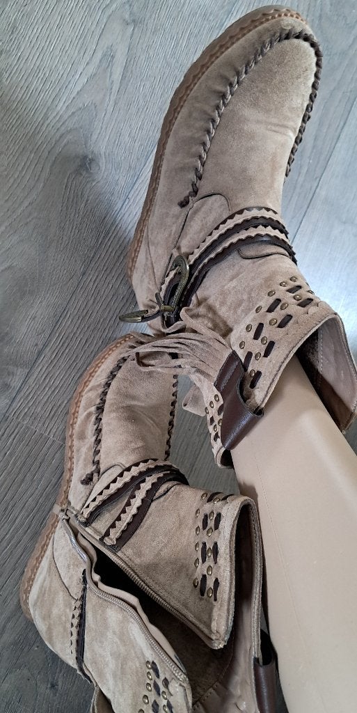 Mooie beige suède laarzen met studs en gesp, Verzenden, Beige, Lage of Enkellaarzen, Onbekend