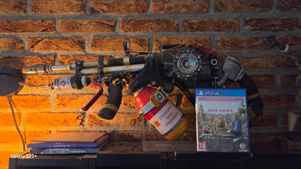 Far Cry 6 Weapon Replica - Vlammenwerper, Spelcomputers en Games, Games | Sony PlayStation 4, Zo goed als nieuw, Overige genres
