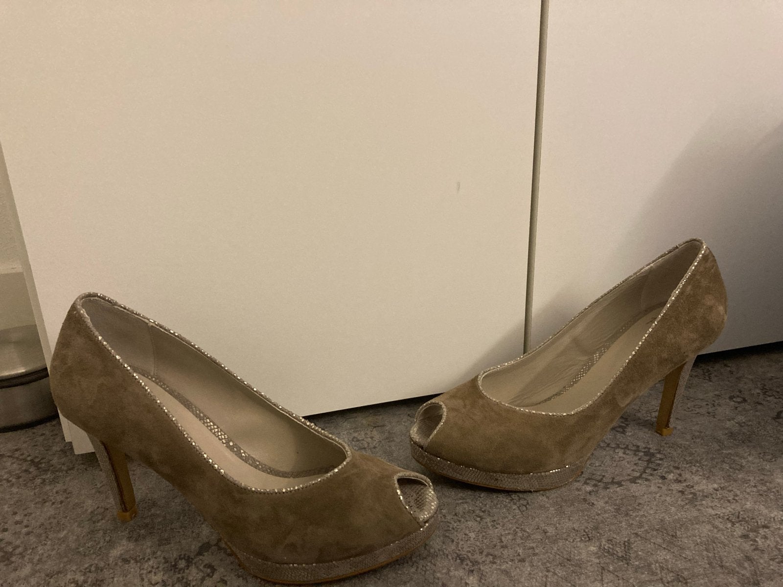 Beige suède open teen pumps - Maat 39,5, Ophalen of Verzenden, Zo goed als nieuw, Beige, Pumps