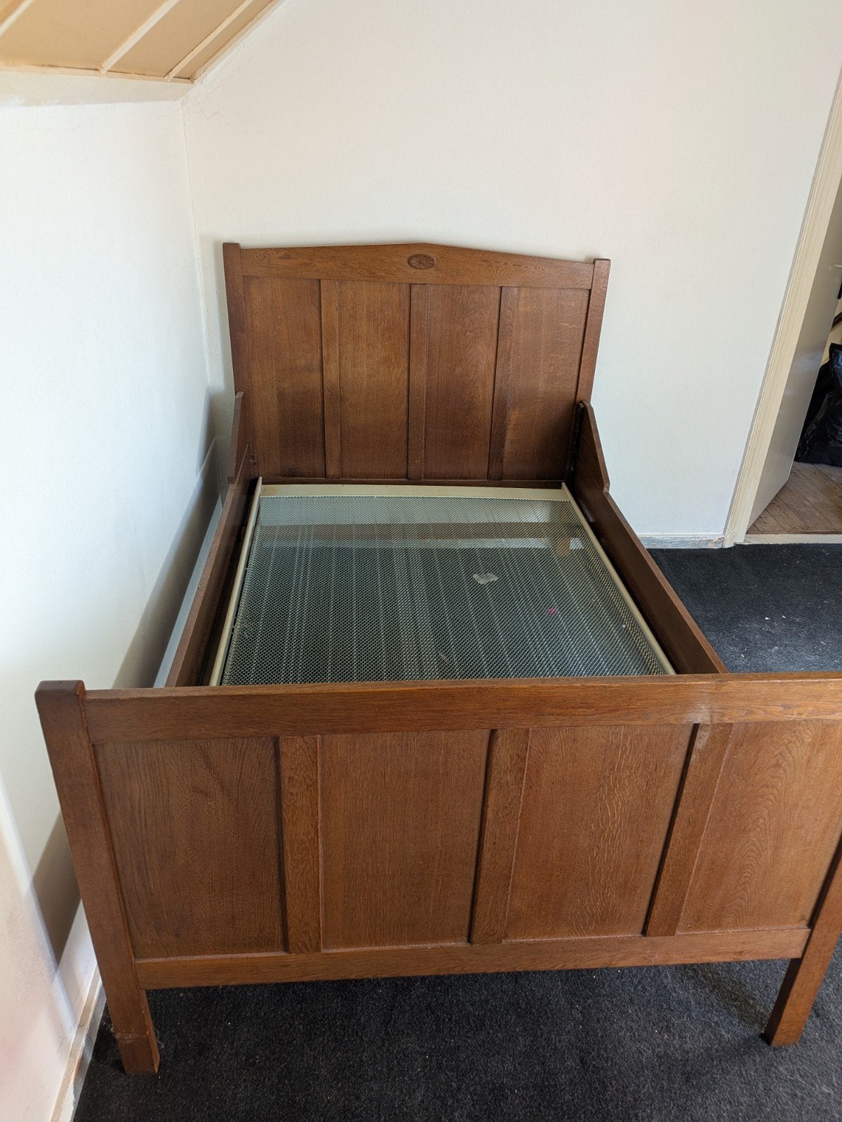 Klassiek eikenhouten bed met spiraalbodem.
Stevig en karakte, Antiek en Kunst, Ophalen