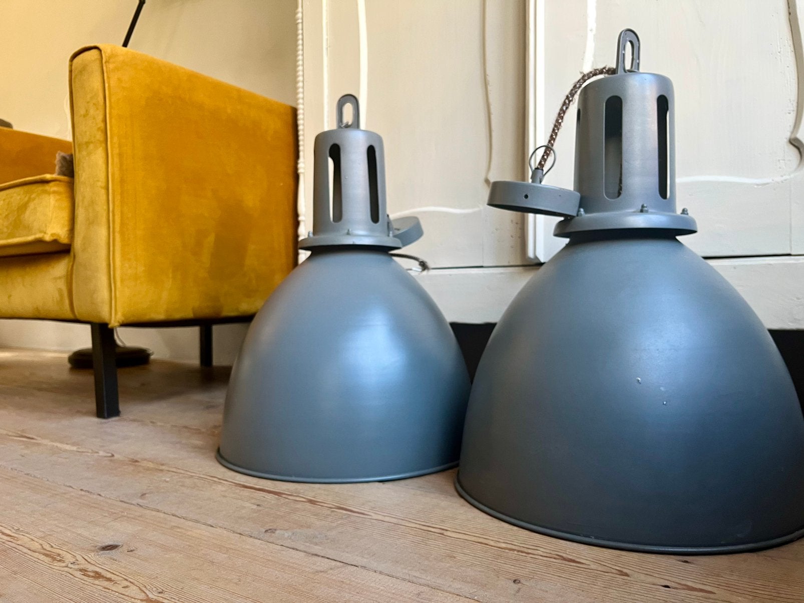 2 grijs industriële hanglampen VT Wonen, Industrieel vintage, Ophalen of Verzenden, Zo goed als nieuw, Metaal