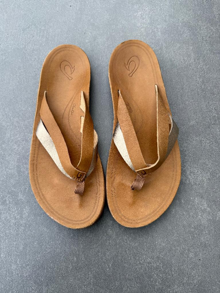 OLUKAI KAEKAE Sahara/ Bubbly dames slippers maat 39 z.g.a.n., Kleding | Dames, Schoenen, Slippers, Bruin, OLUKAI, Ophalen of Verzenden