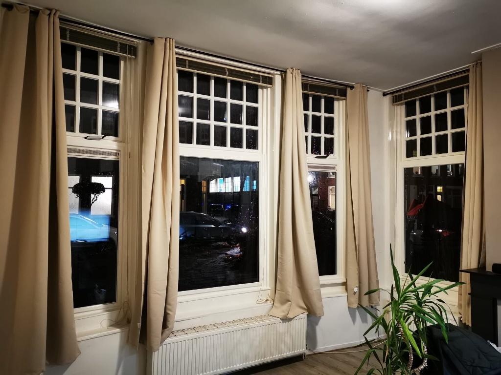 Gordijnstangen Ikea, Ophalen, 100 tot 150 cm, Zwart, Zo goed als nieuw