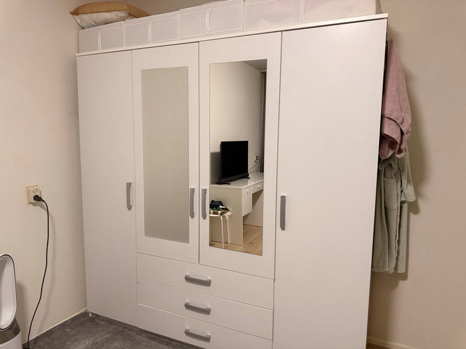 Witte kledingkast met spiegel en lades