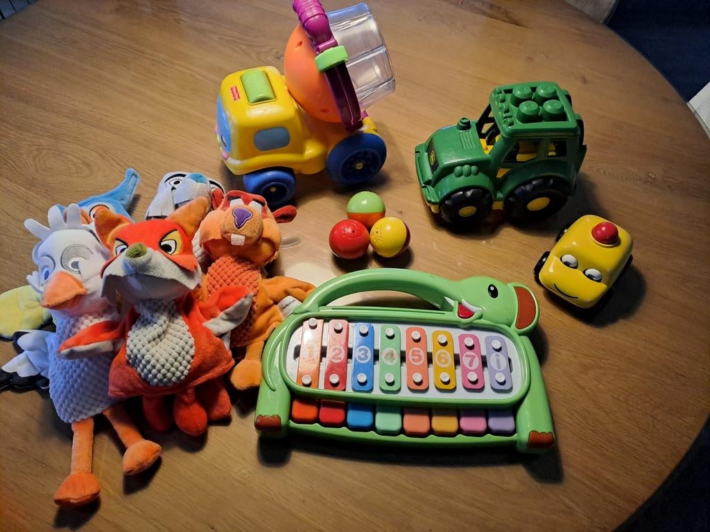 Grote speelgoedset: auto's, knuffels en xylofoon, Ophalen of Verzenden, Gebruikt, Overige typen, Met wieltjes