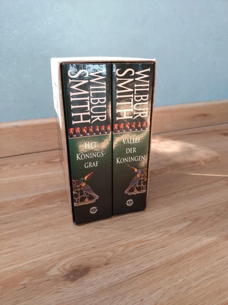 2 egyptische romans van Wilbur Smith in een verzamelbox, Ophalen of Verzenden, Gelezen, Wilbur Smith