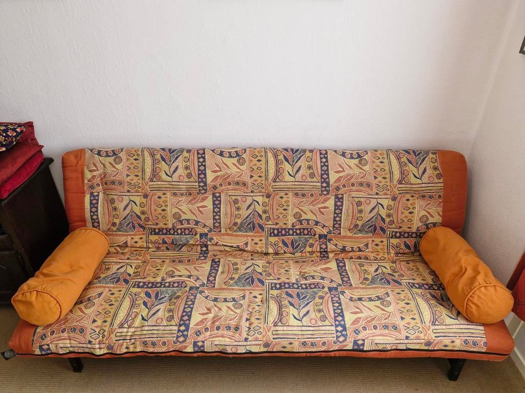 Comfortabele slaapbank met kleurrijk patroon, Ophalen, Gebruikt, 140 cm, Twijfelaar