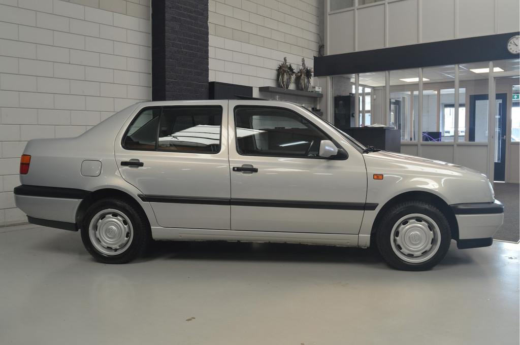 Volkswagen Vento 1.8 GL // 46.000 km // LEDER // OPEN DAK //, Auto's, Automaat, Gebruikt, 4 cilinders, Bedrijf