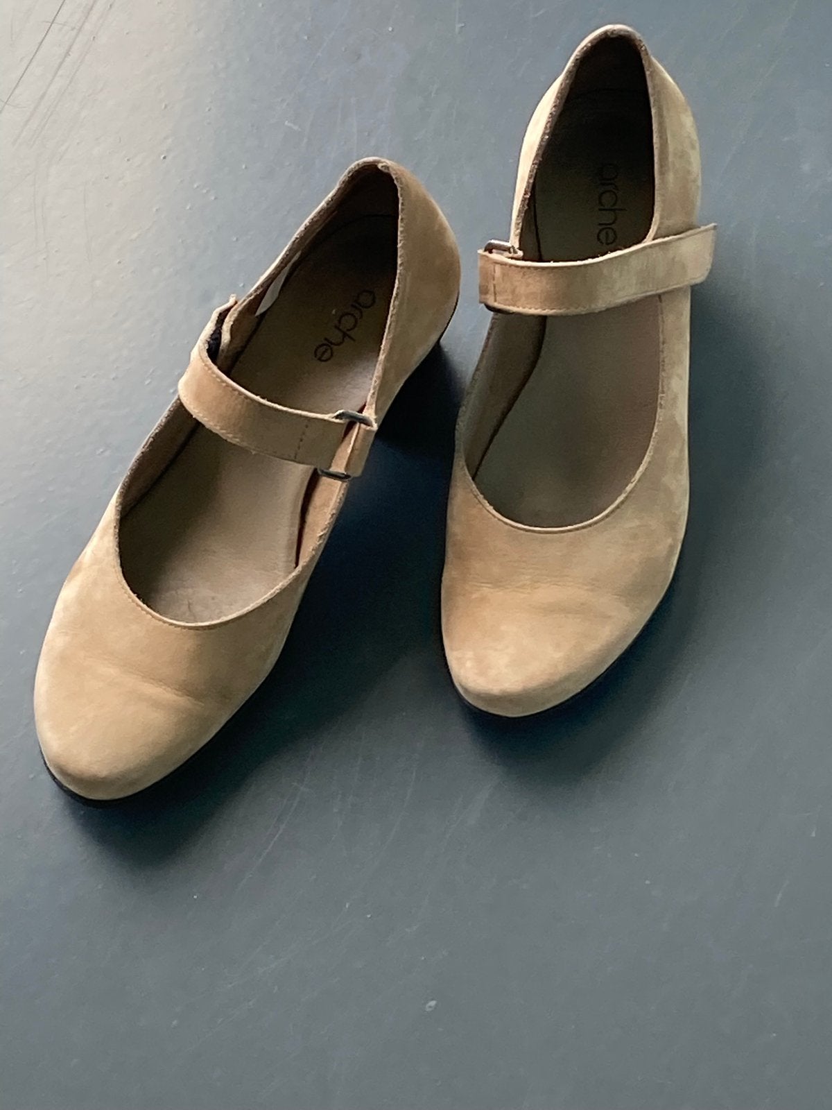 Beige ARCHE pumps maat 38, Kleding | Dames, Schoenen, Zo goed als nieuw, Beige, Ophalen of Verzenden