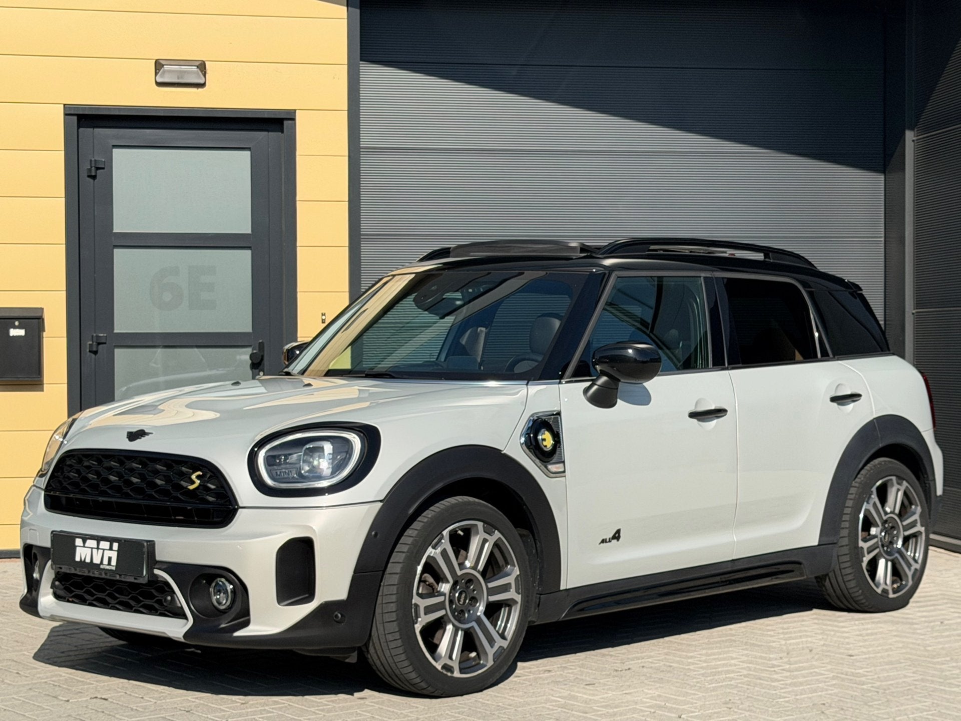 Mini Countryman 1.5 Cooper S E ALL4 PHEV - PANO - H&K - LEDE, Automaat, Dealer onderhouden, Gebruikt, Zwart