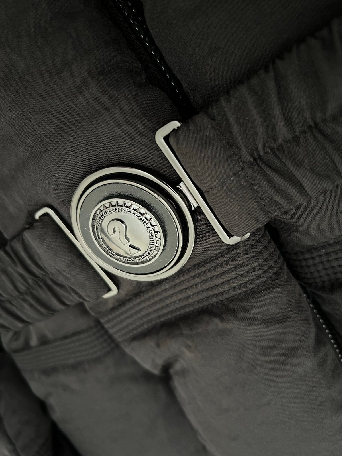 Guess Zwarte Gewatteerde Jas met Bontkraag en Riem, Kleding | Dames, Jassen | Winter, Ophalen of Verzenden, Zo goed als nieuw