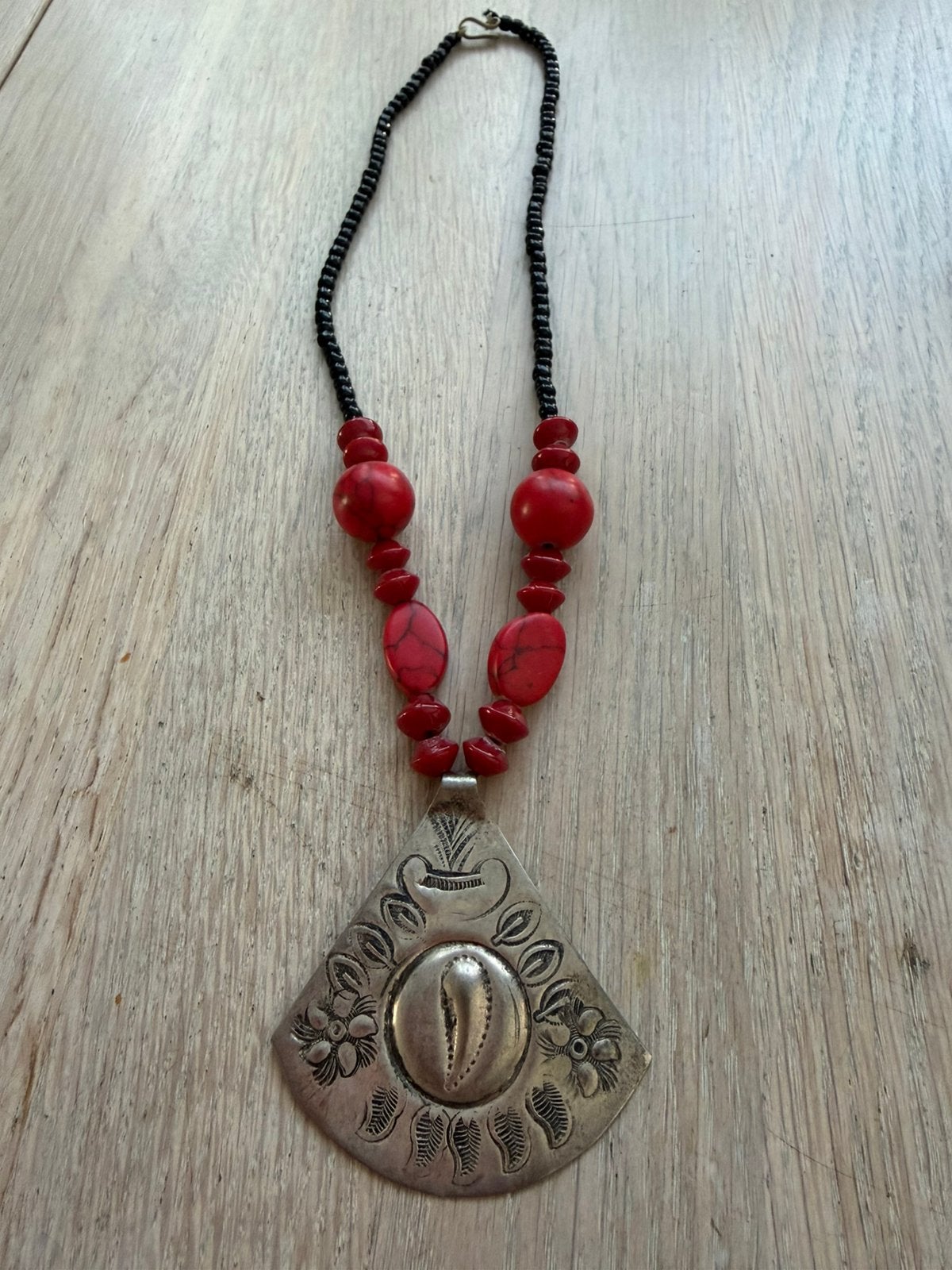 Etnische ketting met howliet en glaskraaltjes, Ophalen of Verzenden, Zo goed als nieuw, Overige kleuren, Overige materialen