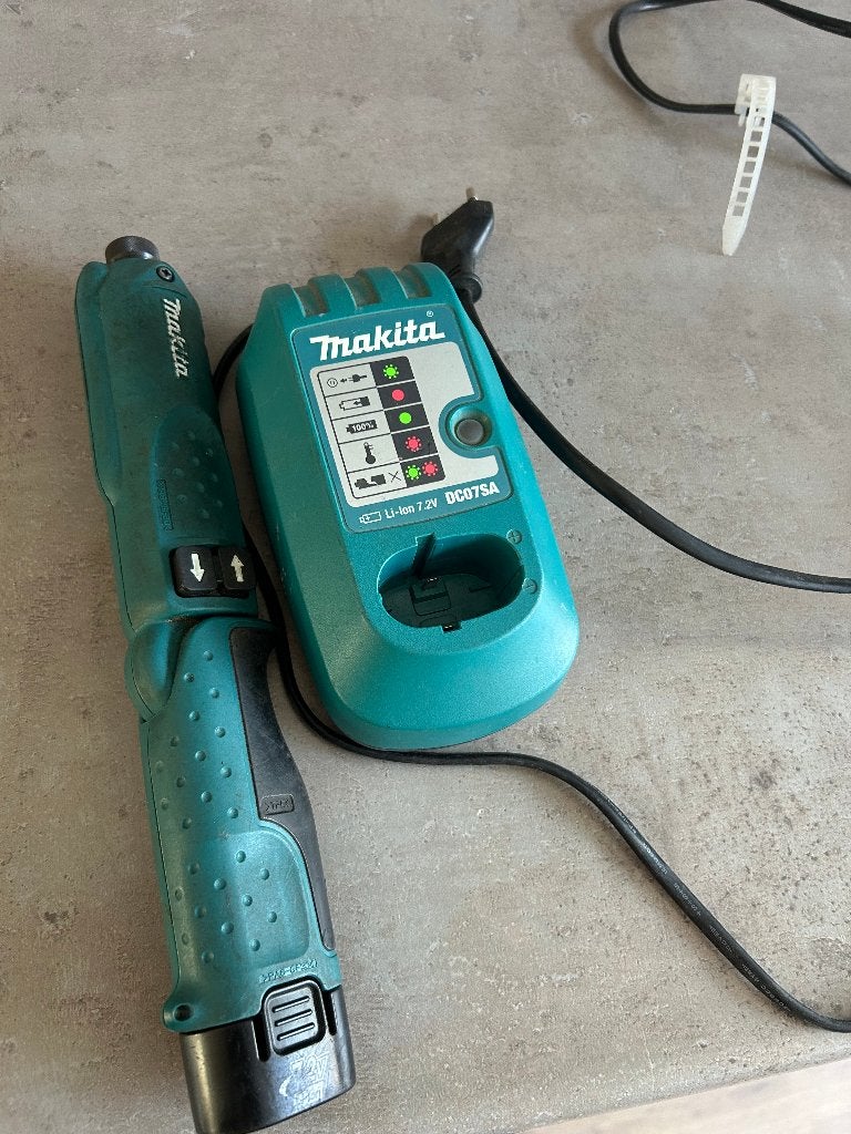 Makita TD020D 7.2V Slagschroevendraaier + Lader, Doe-het-zelf en Verbouw, Gereedschap | Boormachines, Ophalen of Verzenden, Gebruikt