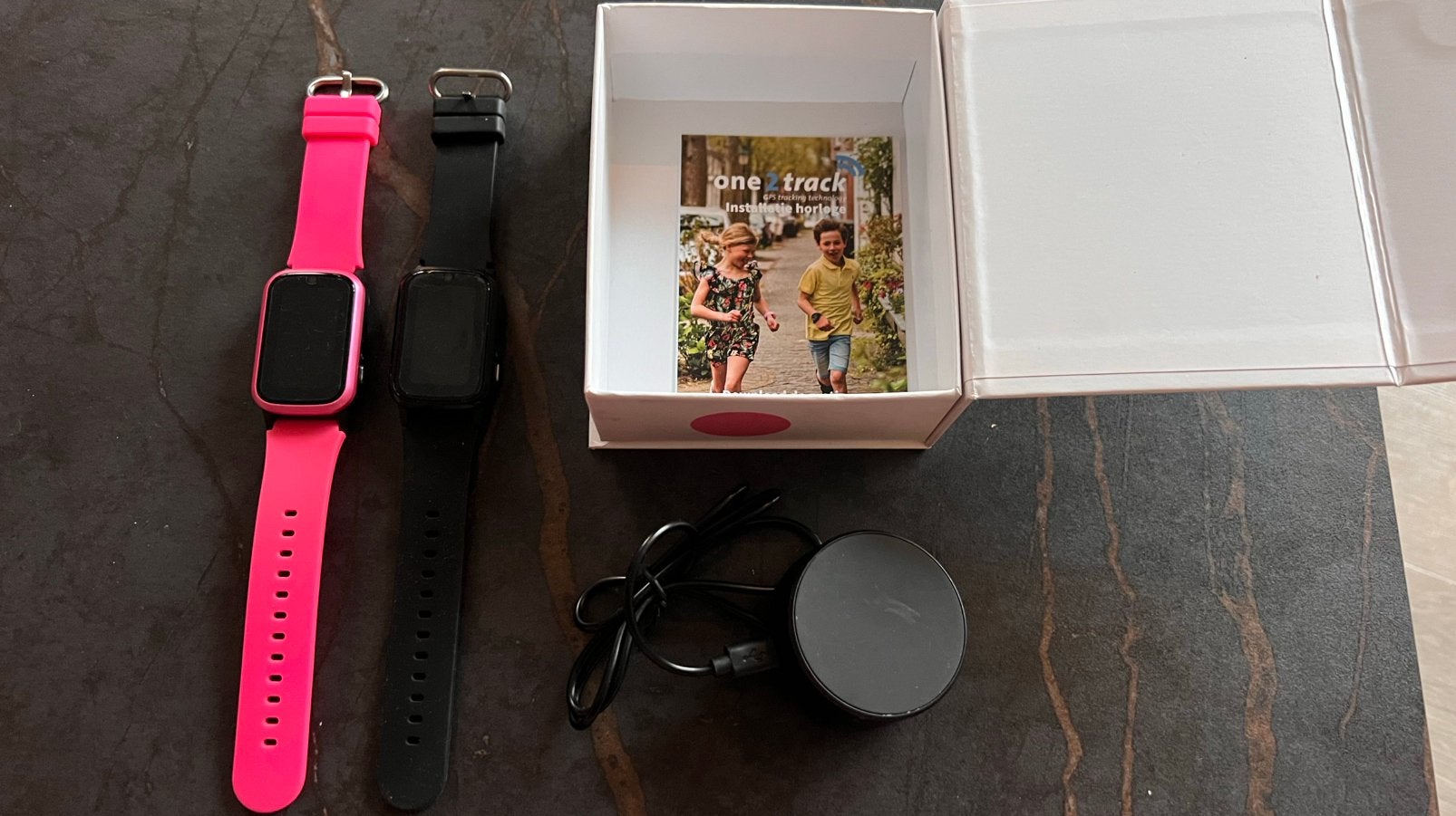 One 2 track gps horloge roze en zwart incl oplader, Sieraden, Tassen en Uiterlijk, Ophalen of Verzenden, Gebruikt, Roze, Jongen of Meisje