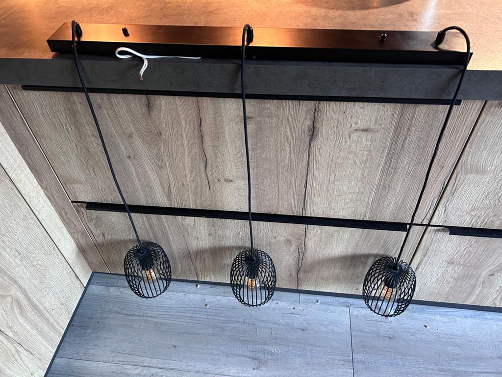 Moderne Zwarte Hanglamp met 3 Kappen - Zo Goed als Nieuw, Ophalen, Zo goed als nieuw, Metaal, 75 cm of meer