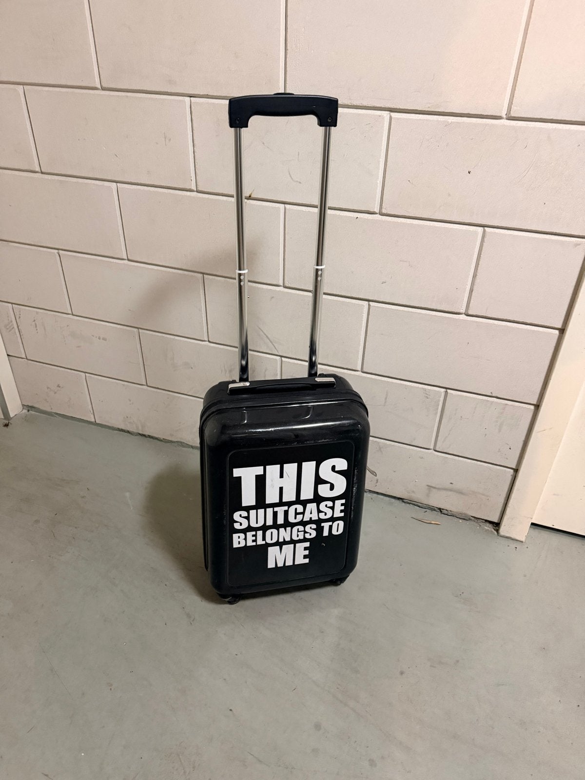 Twee Koffers: Zwart met tekst & Oranje, Ophalen, Gebruikt, Zwart, Minder dan 40 cm