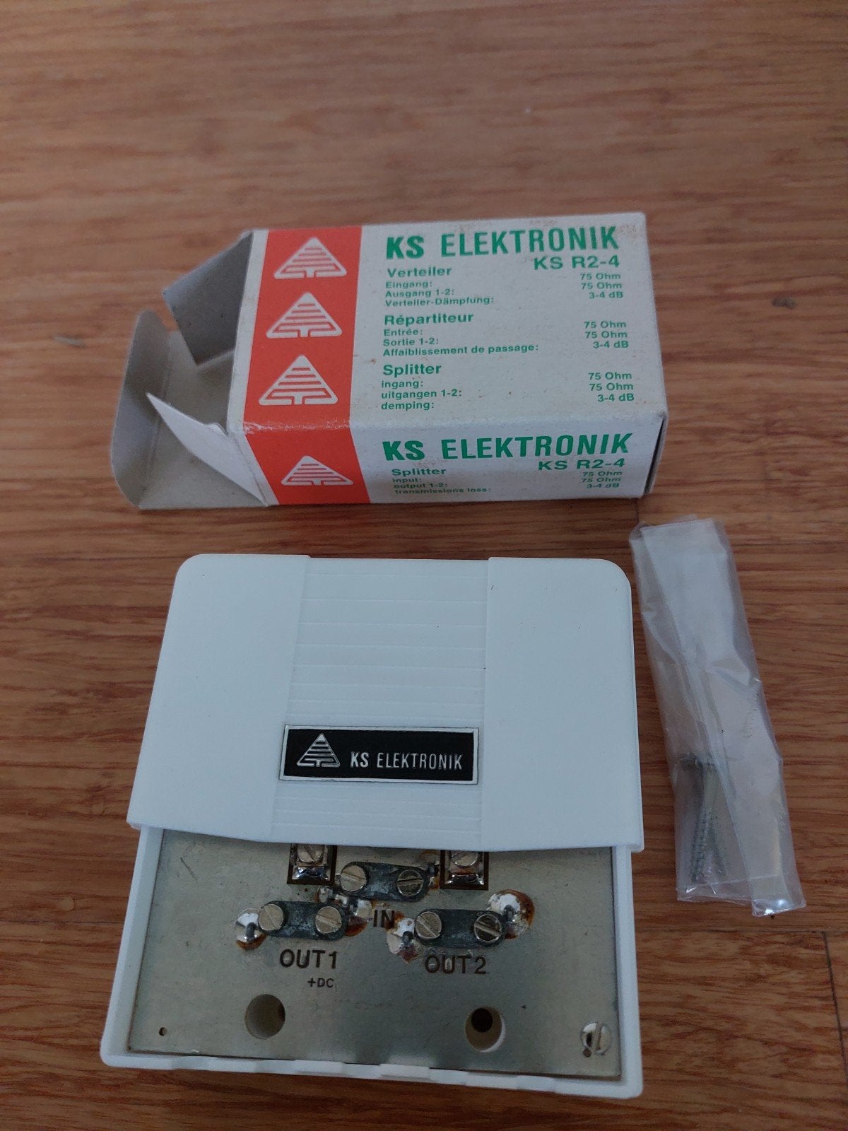 KS Elektronik R2-4 Splitter - 2-weg TV/Antenne verdeler, Audio, Tv en Foto, Ophalen of Verzenden, Gebruikt, Minder dan 2 meter