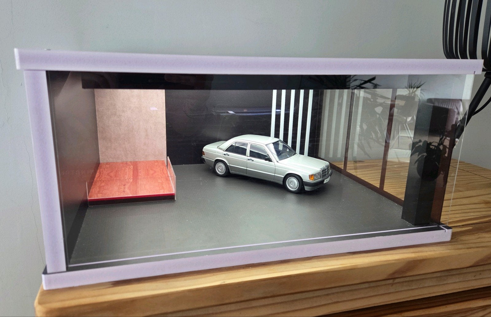 1:18 Car Showroom diorama - bouwkit, Minder dan 50 cm, Vierkant, Ophalen of Verzenden, Zo goed als nieuw
