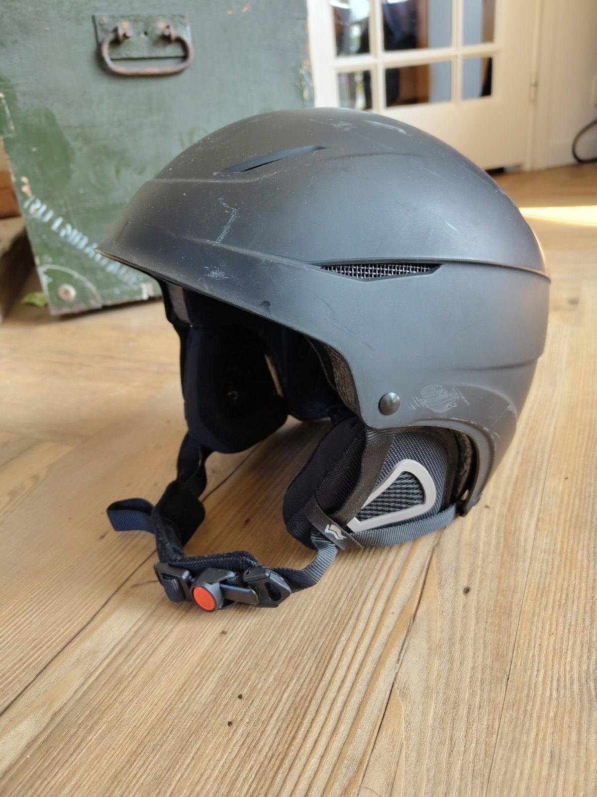Zwarte skihelm met gebruikssporen, Ophalen of Verzenden
