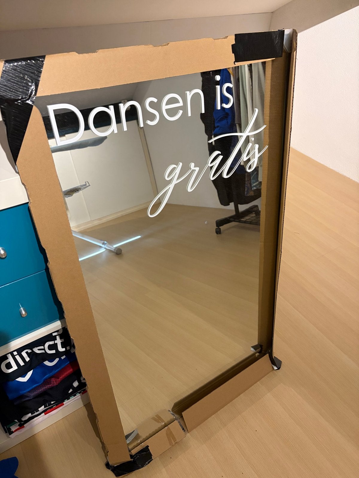 Spiegel met tekst "Dansen is gratis", Huis en Inrichting, Woonaccessoires | Spiegels, Gebruikt, 50 tot 75 cm, 100 tot 150 cm, Rechthoekig