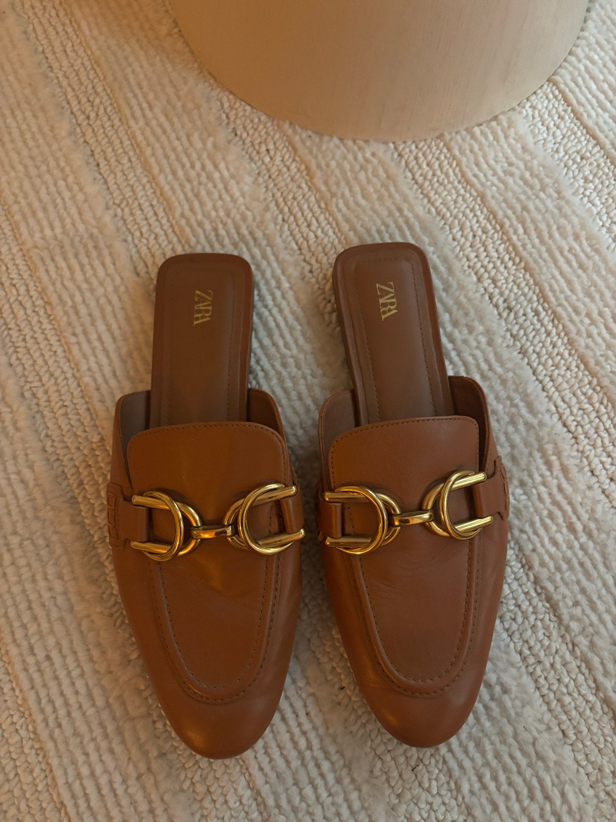 Zara muiltjes instappers bruin met gouden gesp maat 38, Ophalen of Verzenden, Zo goed als nieuw, Bruin, Sandalen of Muiltjes