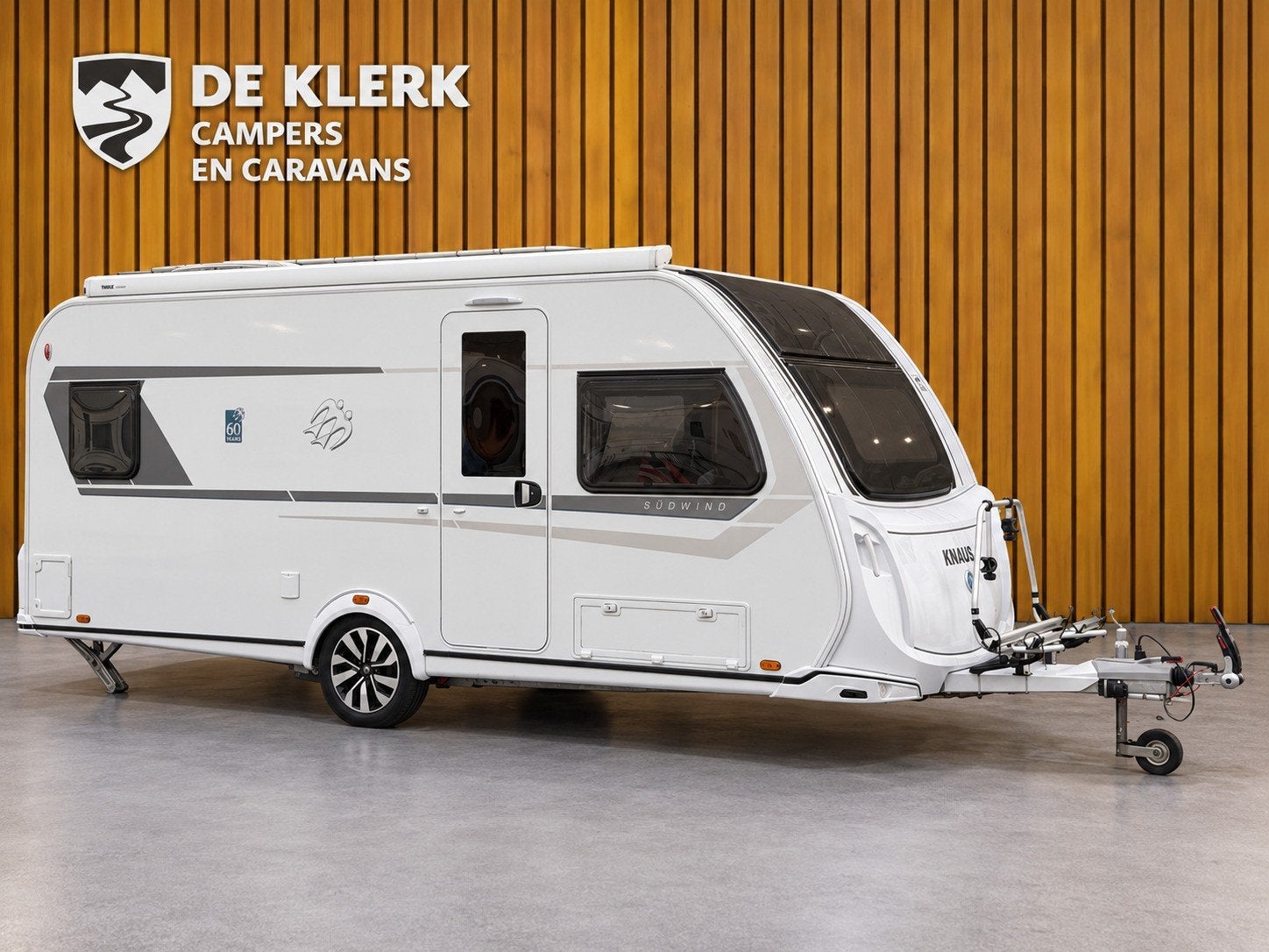 Knaus SUDWIND 500 UF 60 YEARS (bj 2021), Caravans en Kamperen, 7 tot 8 meter, Bedrijf, Info@deklerkcaravans.nl, Hordeur