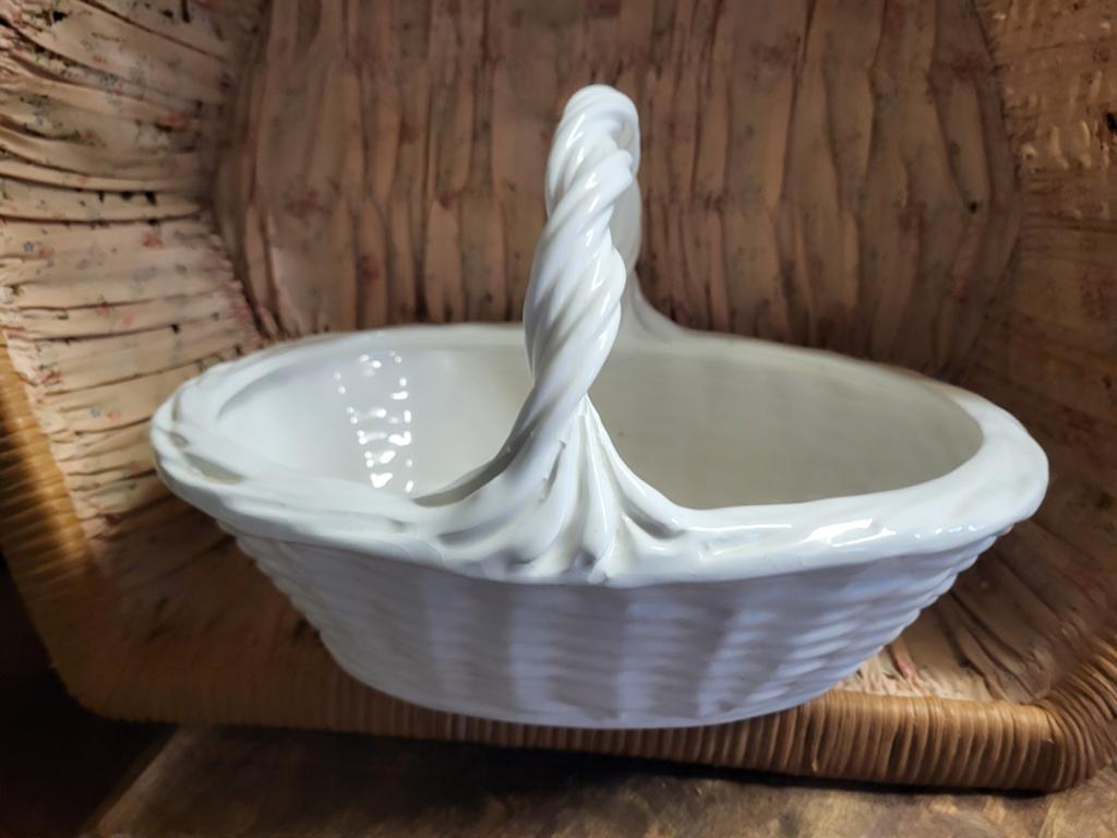 Vintage Wit Keramiek Mandje met Gedraaid Handvat, Ophalen of Verzenden